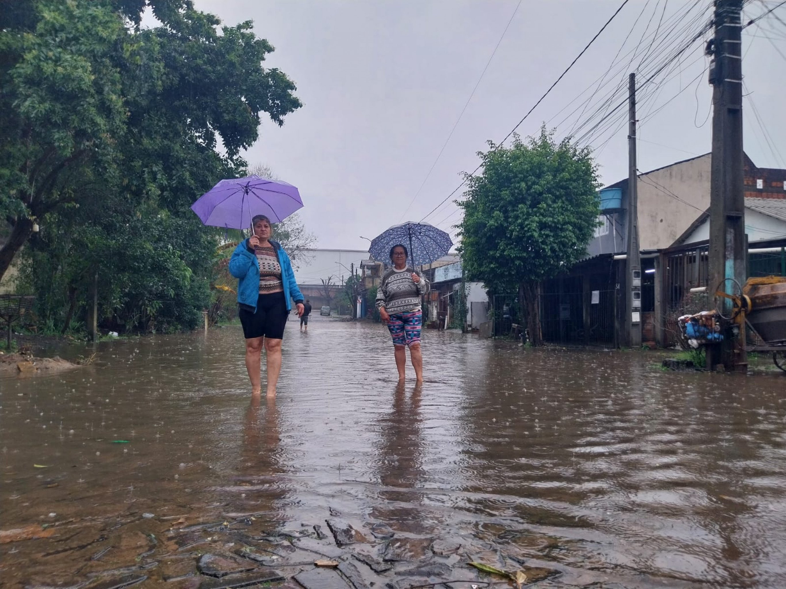 "Sempre tem que estar erguendo as coisas dentro de casa": Moradores falam sobre alagamento em rua de Novo Hamburgo