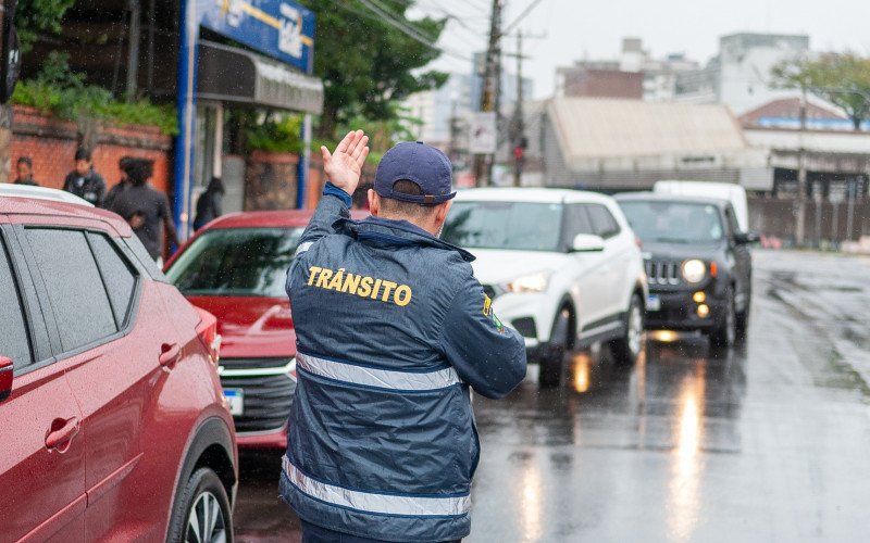 Fiscais orientaram motoristas em frente ao Colégio La Salle, no Centro | abc+