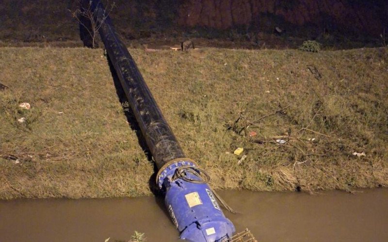 Bomba anfíbia é instalada temporariamente no bairro Vicentina para prevenir alagamentos