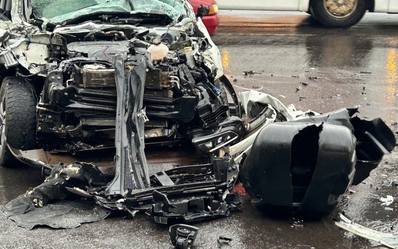 Tanque de combustível do caminhão ficou ao lado da Fiat Toro após acidente no km 02 da RS-240, em São Leopoldo | abc+