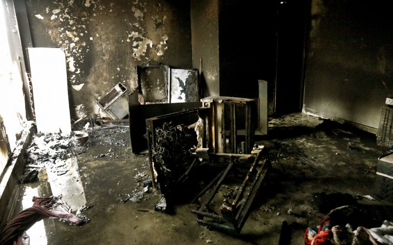 Fogo destruiu um apartamento no segundo piso de um prédio, na manhã desta segunda-feira (4), no bairro Mathias Velho, em Canoas | abc+