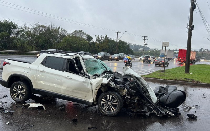 RS-240: Colisão entre carro e caminhão deixa duas pessoas feridas em São Leopoldo | abc+