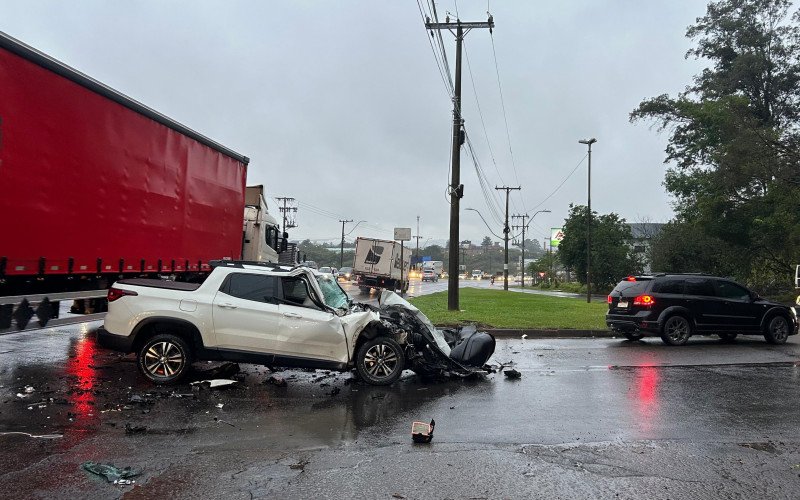 RS-240: Colisão entre carro e caminhão deixa duas pessoas feridas em São Leopoldo | abc+