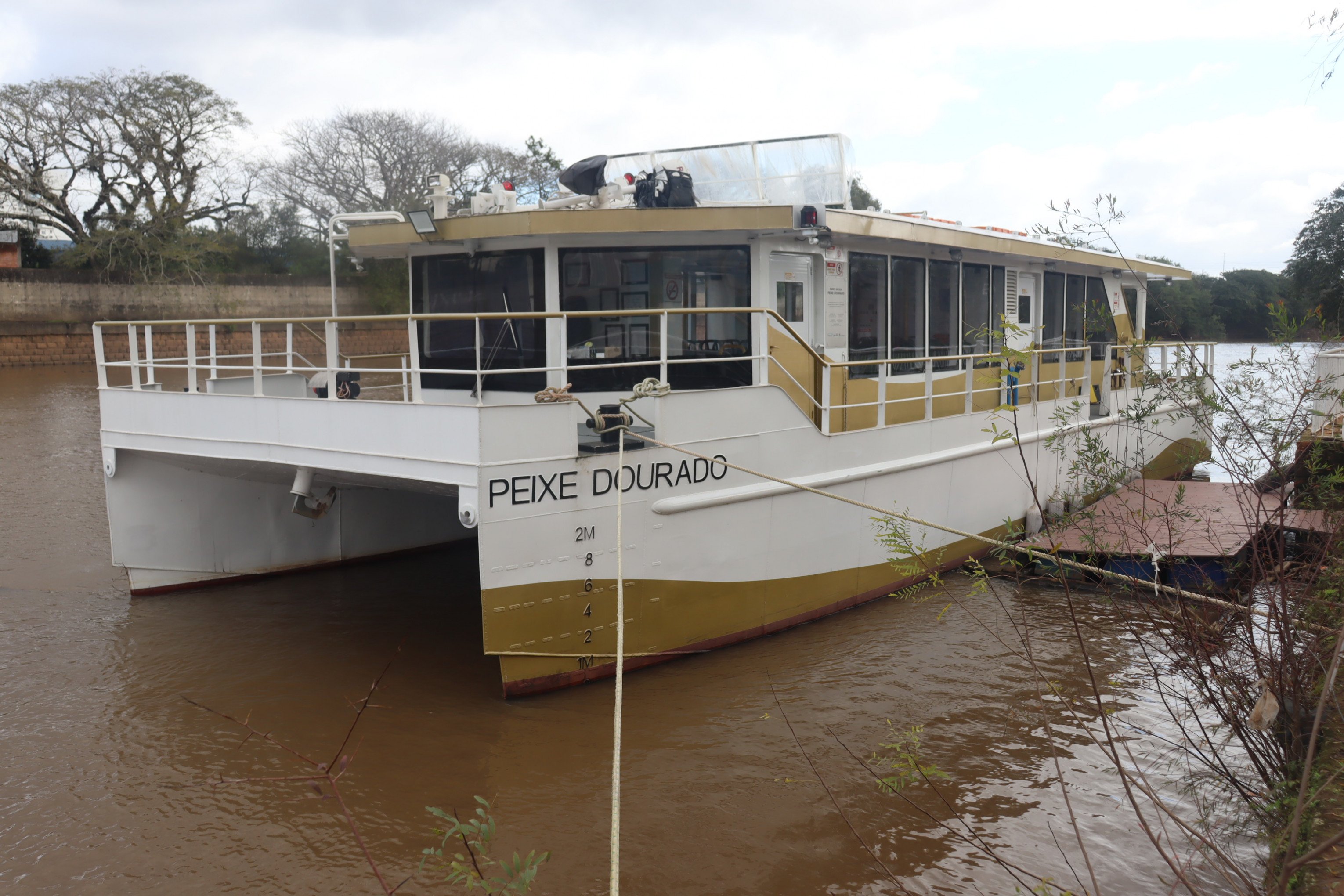 Oito meses depois, barco-escola Peixe Dourado segue sem navegar pelo Rio dos Sinos