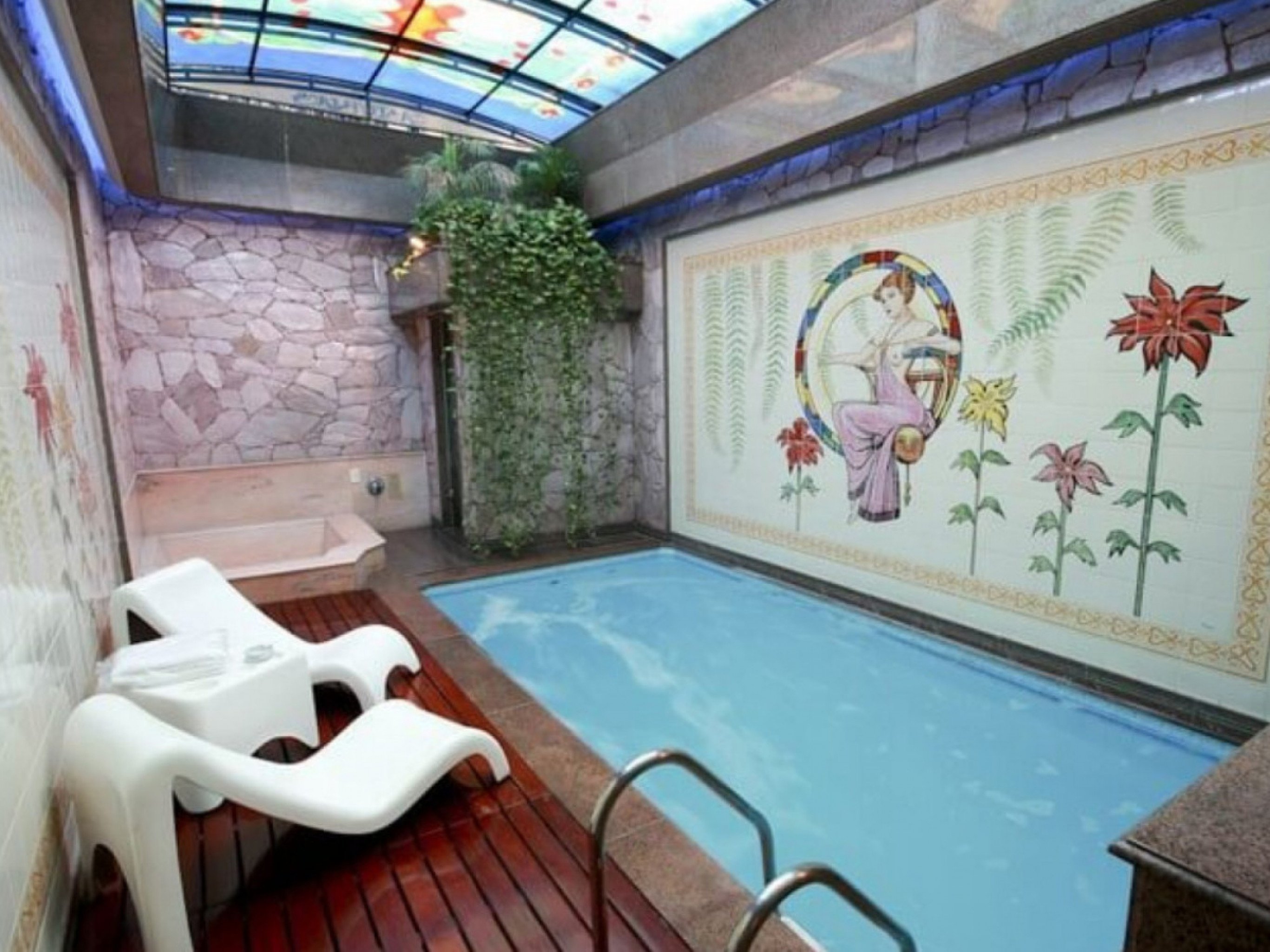 Funcionários encontram mulher morta em piscina de motel
