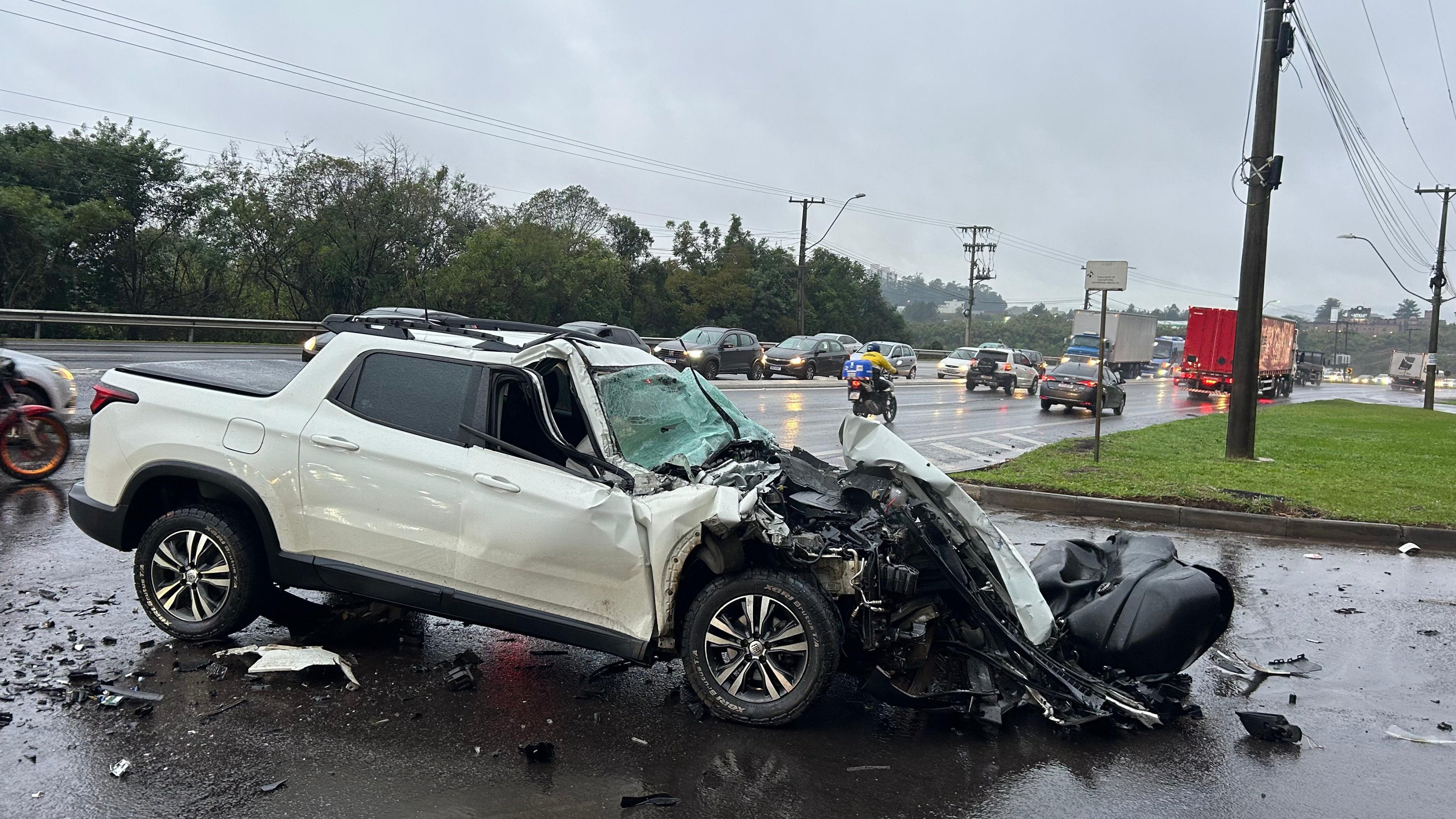 RS-240: Colisão entre carro e caminhão deixa duas pessoas feridas em São Leopoldo