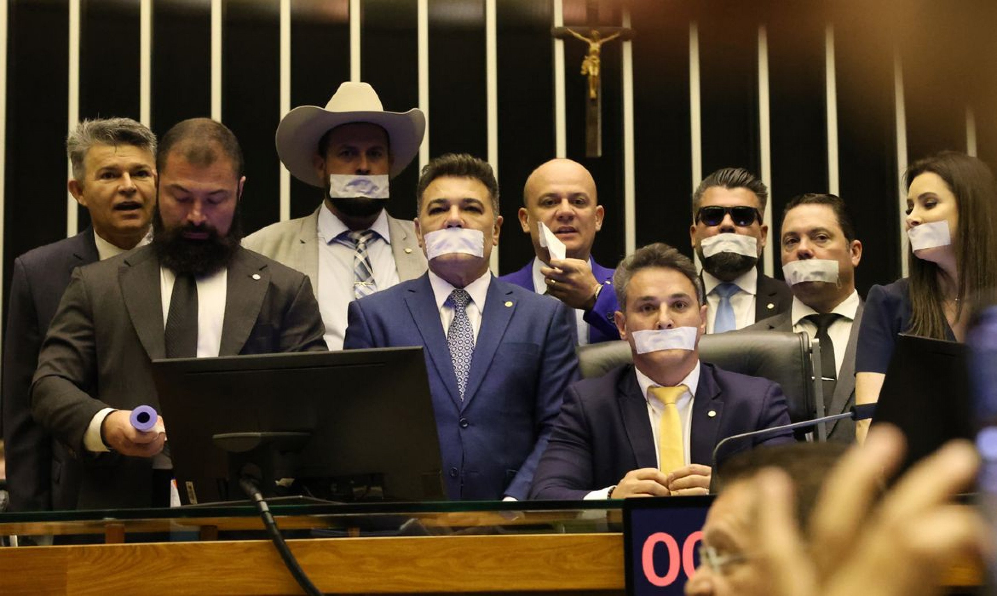 Políticos da oposição ocupam plenários por anistia pelo 8 de janeiro e impeachment de Moraes