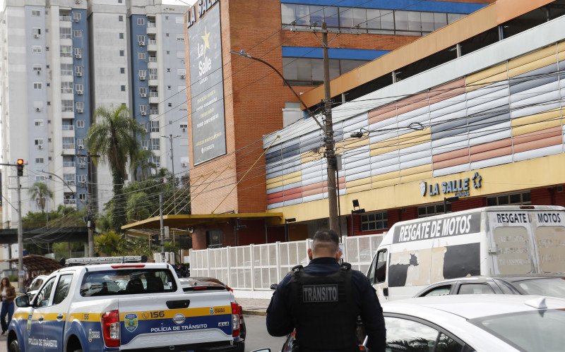 Fiscalização intensa em frente ao Colégio La Salle flagrou motoristas infratores nesta terça-feira (5), em Canoas | abc+