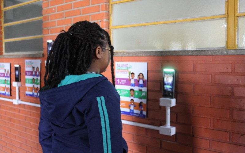 A estudante Hellen Luisa dos Santos Pinheiro demonstra como funciona o FaceSchool na Emef Arthur Oscar Jochins | abc+