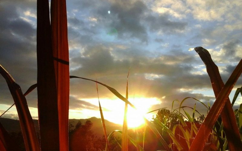 Sol entre nuvens | abc+