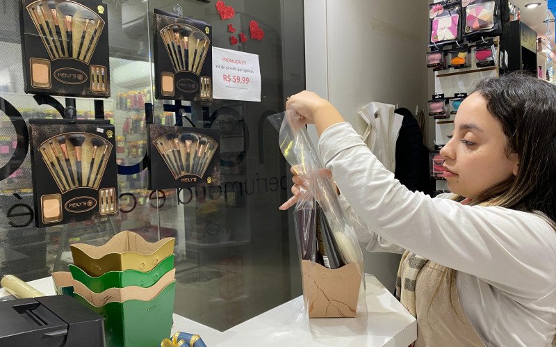 Ketlin Telles monta kits em loja de perfumes e cosméticos | abc+