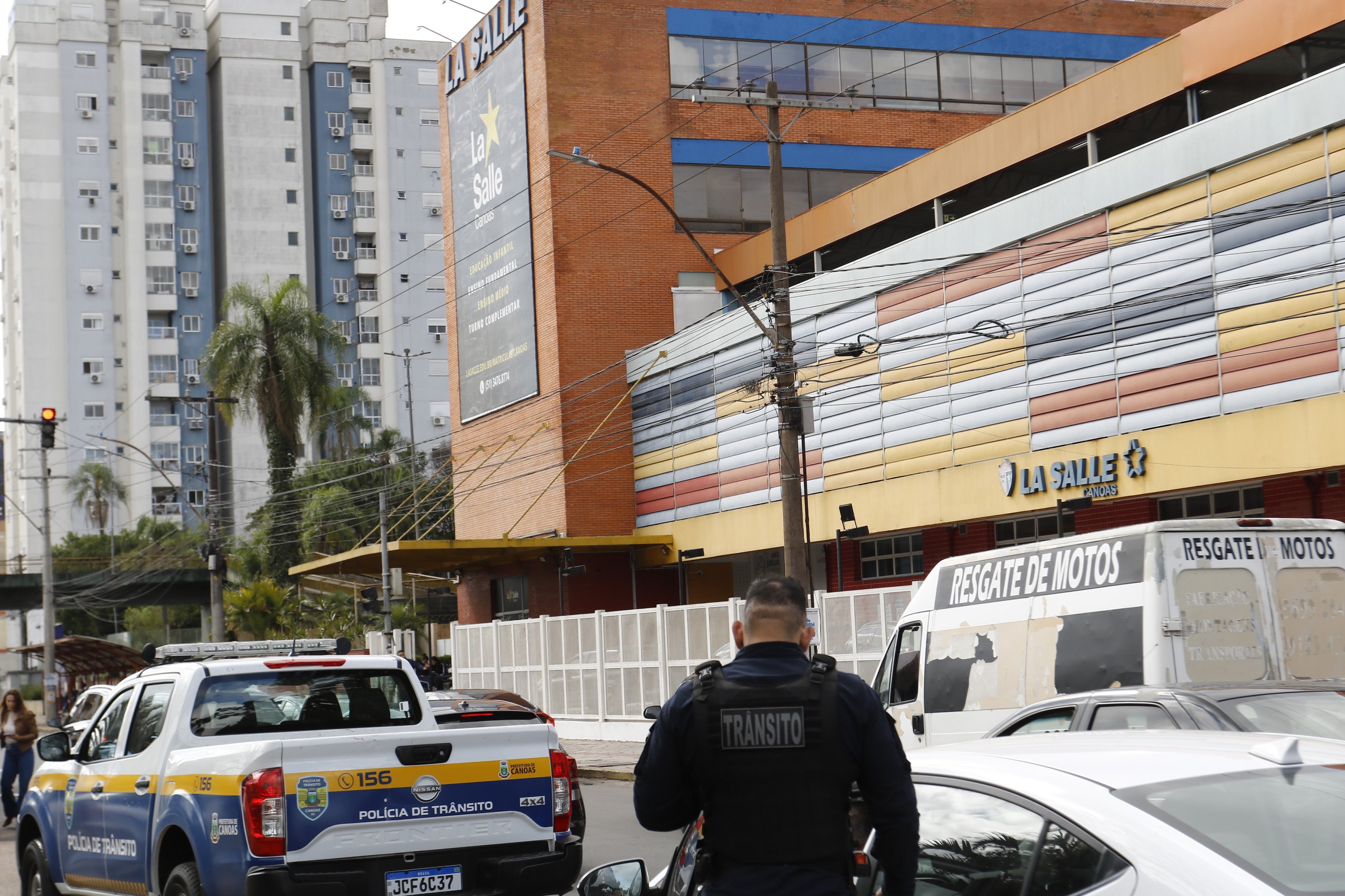Começam a ser aplicadas multas nos motoristas infratores em frente ao Colégio La Salle, em Canoas