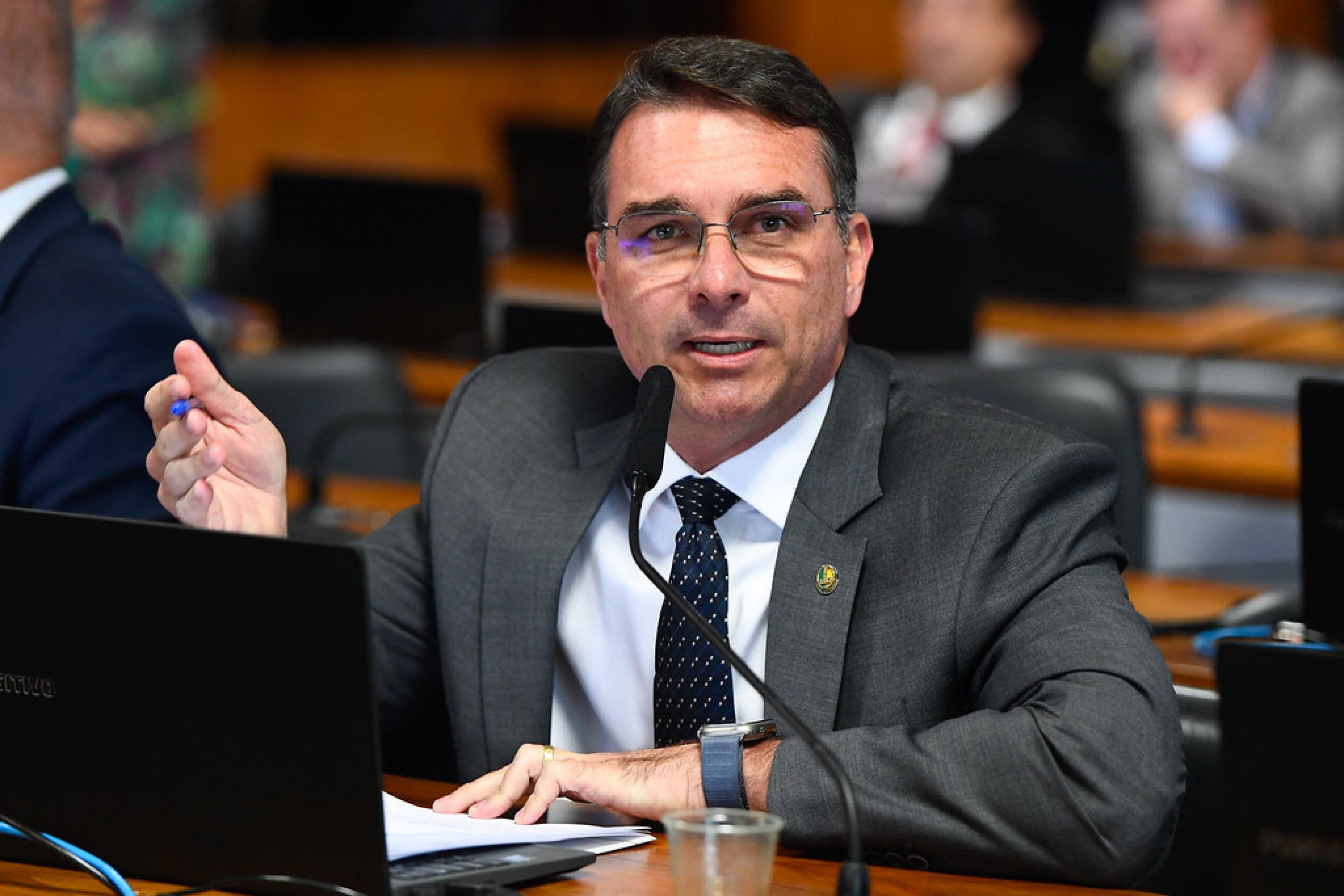 Flávio Bolsonaro critica voto de Moraes e afirma que vai pedir a suspensão do julgamento
