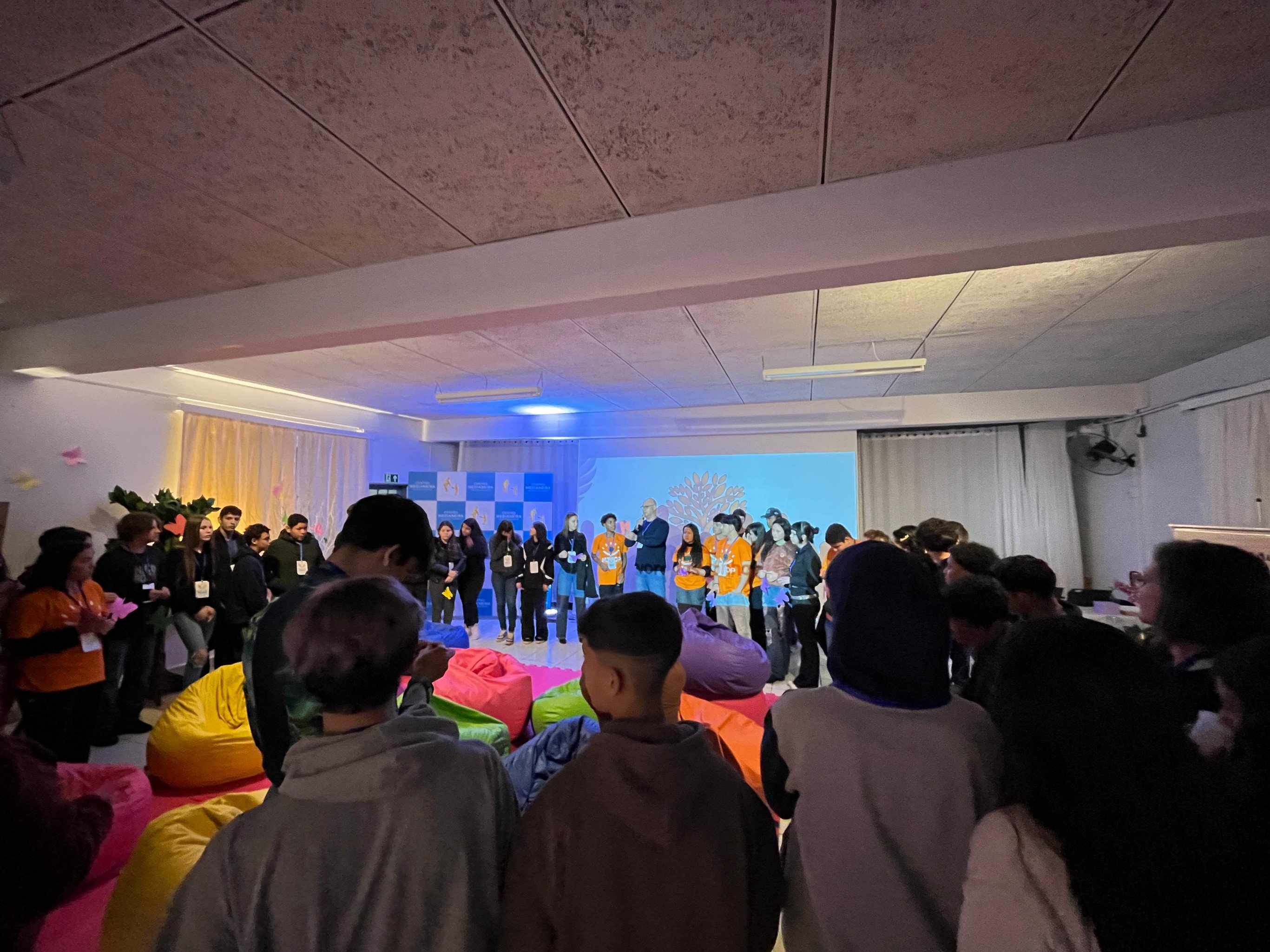 Cerca de 60 jovens participaram da primeira noite do Programa Imersão Antidrogas