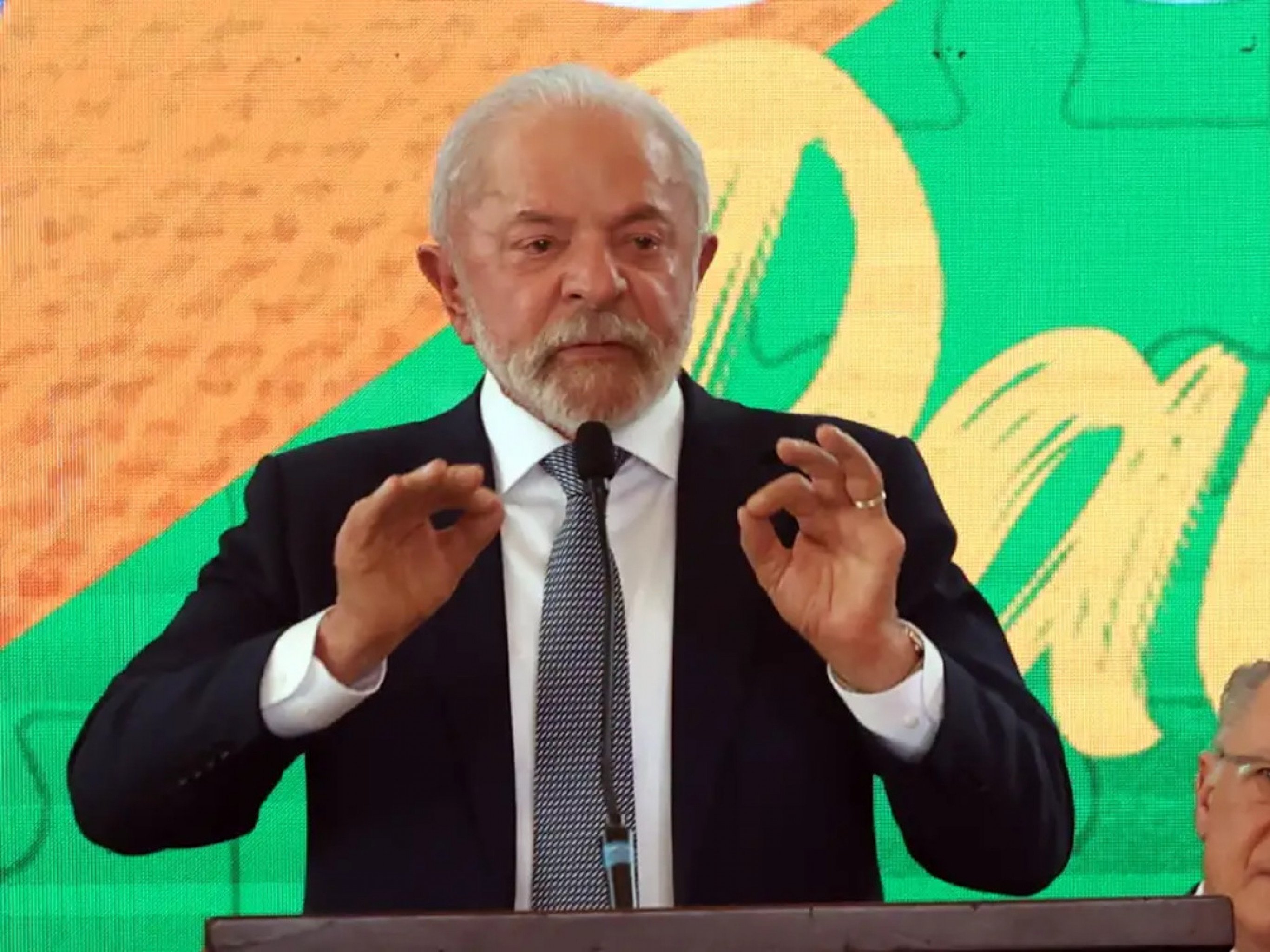 Governo colocará em execução plano de contingência para mitigar tarifaço de Trump, diz Lula