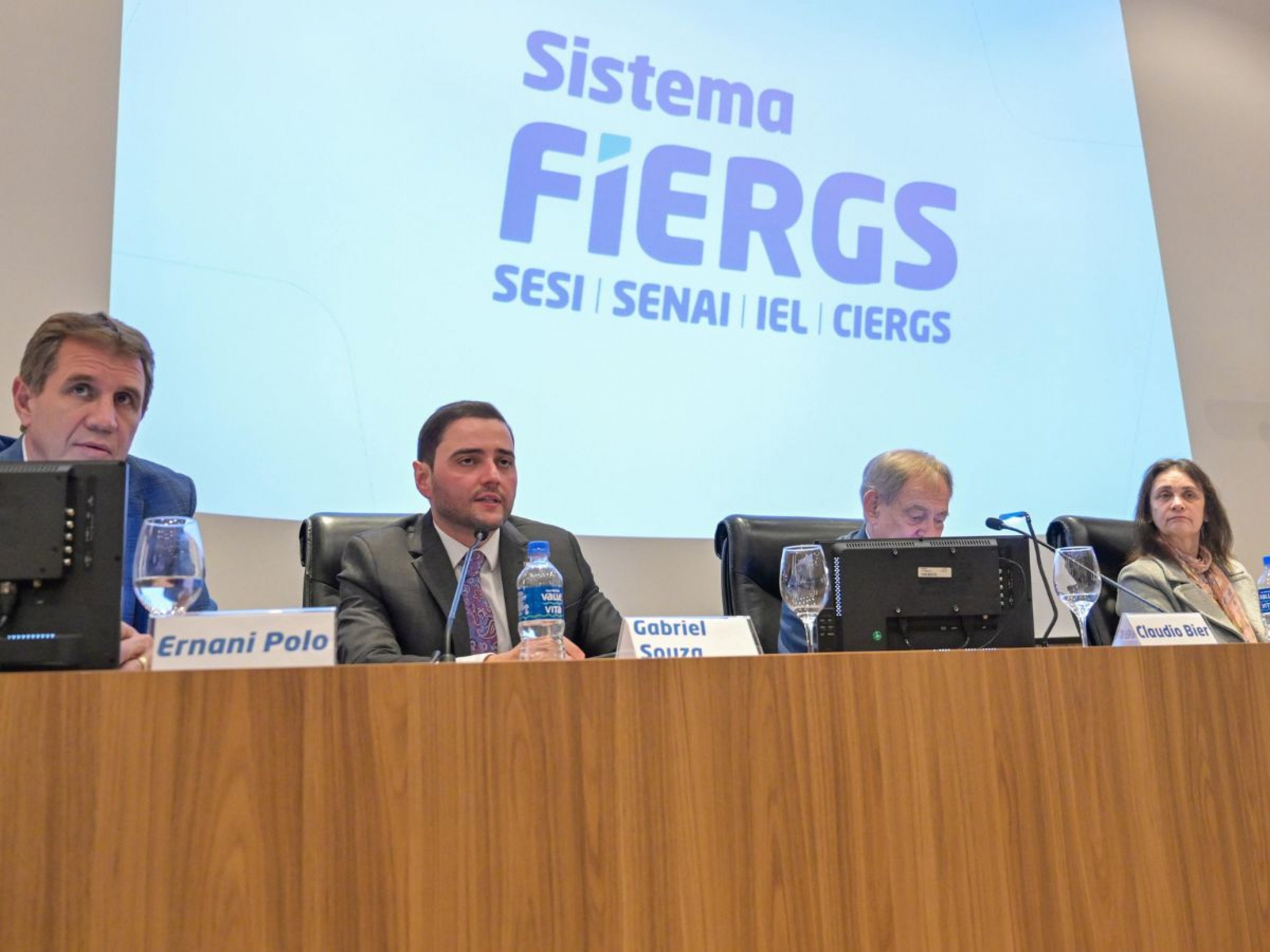 Estado pode auxiliar na busca por novos compradores para empresas afetadas por tarifaço dos Estados Unidos