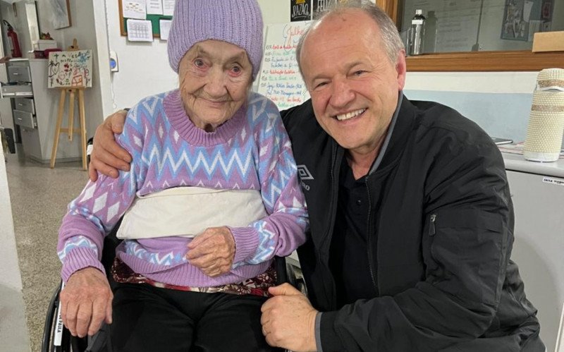 Natalino ao lado de Anita, de 105 anos, residente no lar | abc+