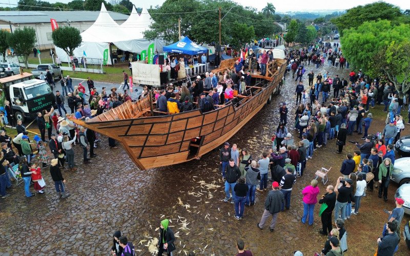 Descendentes se emocionaram a bordo da réplica durante o desfile em Três Passos | abc+
