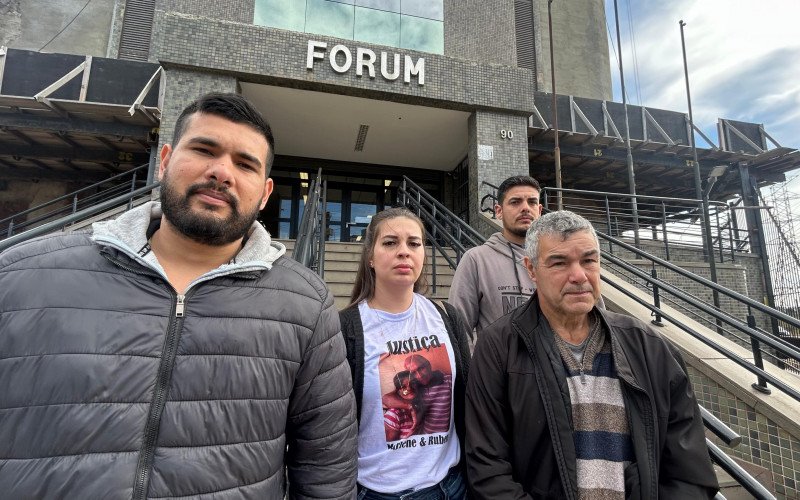 Parentes de Rubem Heger assistem ao julgamento do neto Andrew Heger Ribas, acusado de matar o avô e a esposa dele, Marlene Heger | abc+