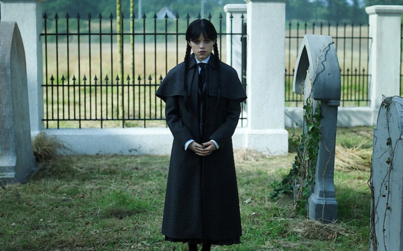 Wandinha (Jenna Ortega) em fotos para a segunda temporada da série | abc+