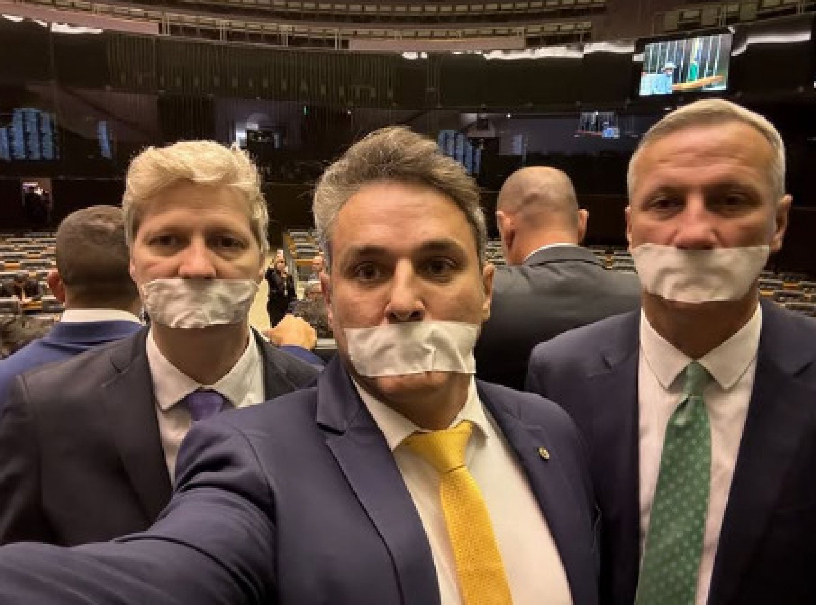 Marcel van Hattem e Zucco estão entre os congressistas que impedem a realização de sessões em troca de anistia a Bolsonaro
