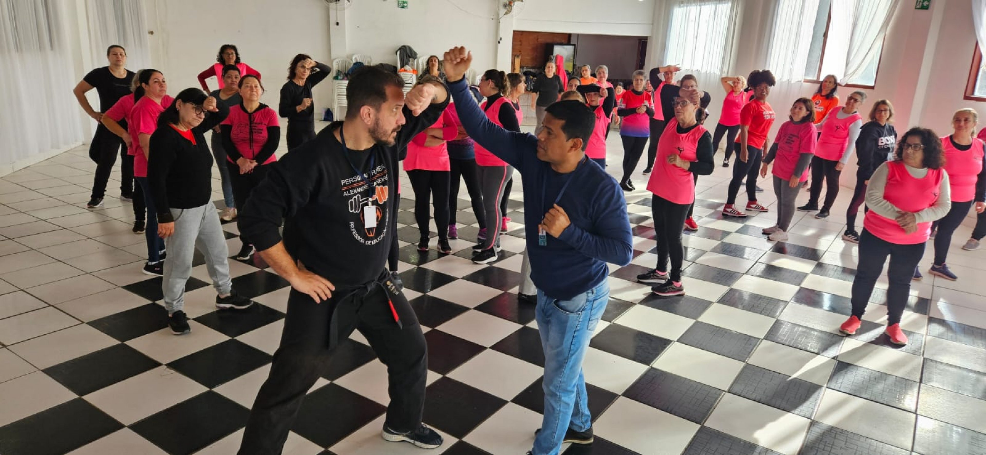 Aula de Defesa Pessoal na Cohab em Sapucaia do Sul - Alexandre e secret&aacute;rio Daniel passando t&eacute;cnicas &agrave;s participantes