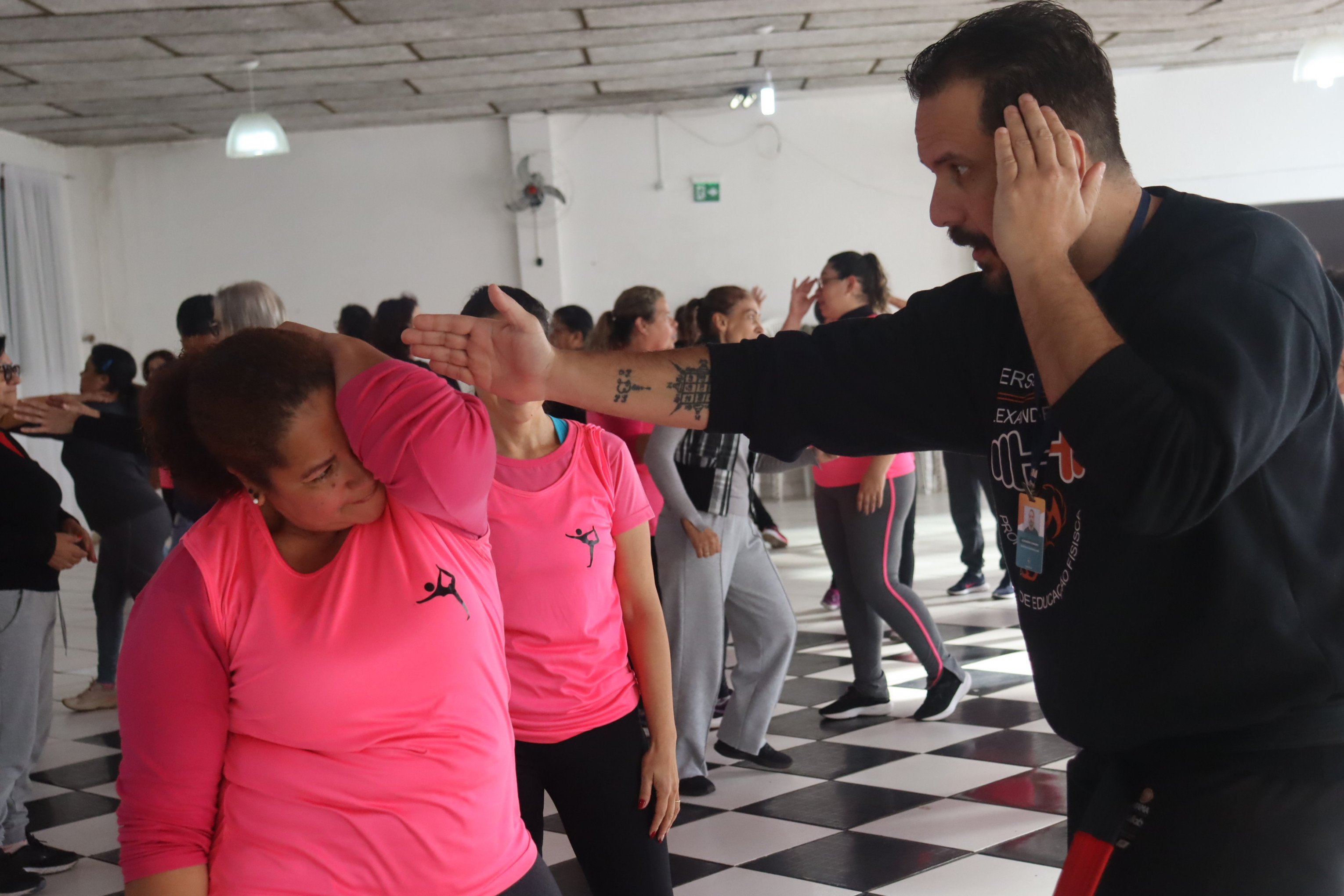 Aula de Defesa Pessoal na Cohab em Sapucaia do Sul - professor Alexandre passando t&eacute;cnicas para C&eacute;lia 