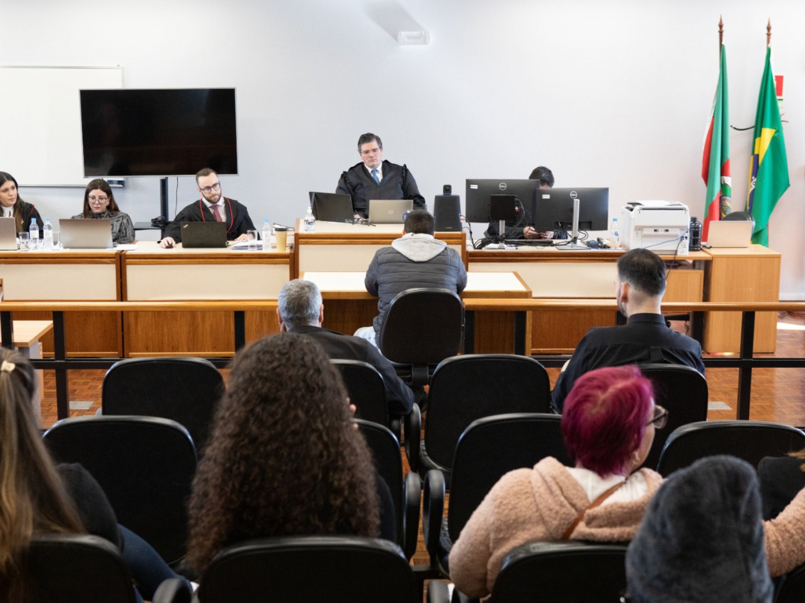 Defesa de acusado de matar avô e companheira dele aponta histórico de manipulação por parte da mãe