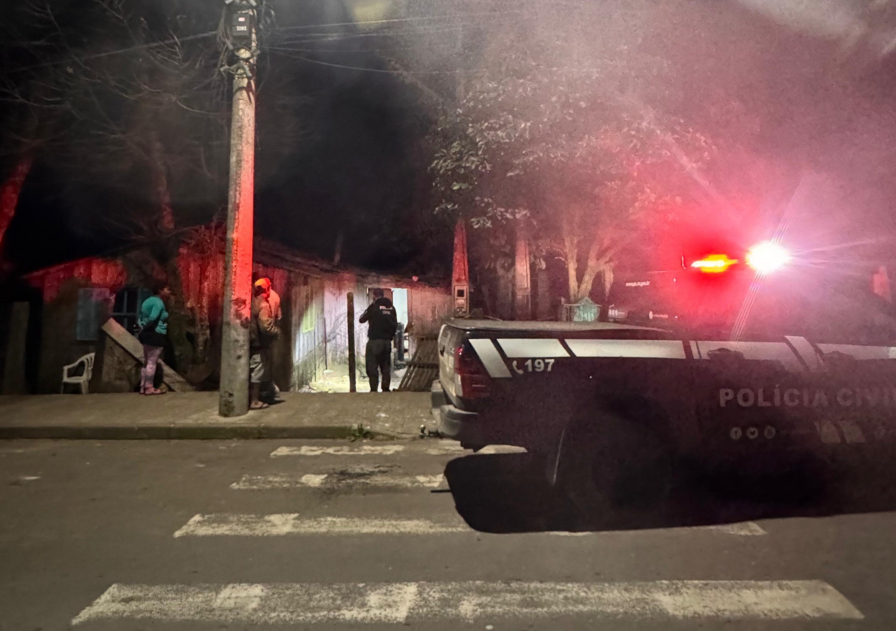 Homem morto com pelo menos 13 tiros teria sido confundido com traficante; veja o que se sabe sobre o caso