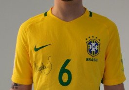 Camiseta da seleção brasileira utilizada e autografada pelo lateral Filipe Luís na Copa da Rússia