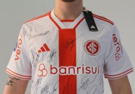 Camisa do Internacional do Enner Valencia, número 13, tamanho M, assinada pelos jogadores do elenco de 2024 para o leilão beneficente A Gente (Re)Faz da DU99, organização social que reforma espaços comunitários . O leilão é realizado de forma on-line, por meio da plataforma Santayana Casa de Leilões (www.santayana.com.br)   