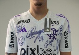Camisa do Flamengo do goleiro Rossi, número 1, tamanho M, assinada pelos jogadores do elenco de 2024 para o leilão beneficente A Gente (Re)Faz da DU99, organização social que reforma espaços comunitários . O leilão é realizado de forma on-line, por meio da plataforma Santayana Casa de Leilões (www.santayana.com.br)   