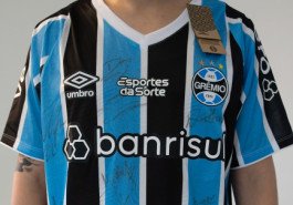 Camisa do Grêmio, tamanho GG, assinada pelos jogadores do elenco de 2024 para o leilão beneficente A Gente (Re)Faz da DU99, organização social que reforma espaços comunitários . O leilão é realizado de forma on-line, por meio da plataforma Santayana Casa de Leilões (www.santayana.com.br)   