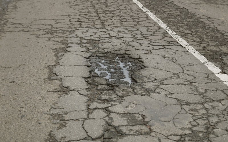 Início da Avenida das Canoas apresenta erosões no asfalto | abc+