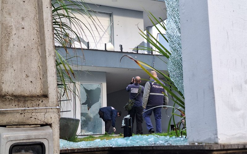 Casa é metralhada com mais de 30 tiros em Novo Hamburgo; ataque tem ligação com homem baleado | abc+