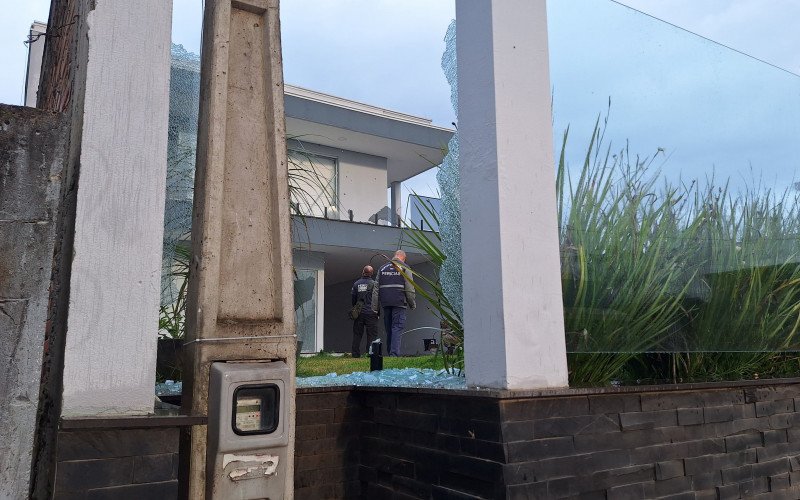 Casa é metralhada com mais de 30 tiros em Novo Hamburgo; ataque tem ligação com homem baleado


