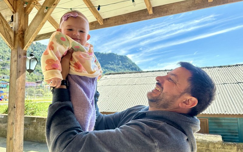 Douglas Fagundes vai comemorar o primeiro Dia dos Pais ao lado da pequena Luísa
