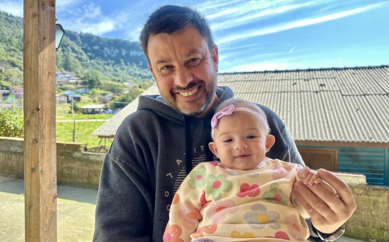 Douglas Fagundes vai comemorar o primeiro Dia dos Pais ao lado da pequena Luísa