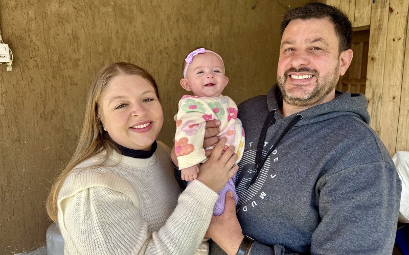 Priscilla e Douglas com a Luísa, que tem 5 meses