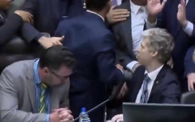 Apoiadores de Bolsonaro tentam impedir inicio de sessão; Motta assume cadeira após confusão | abc+