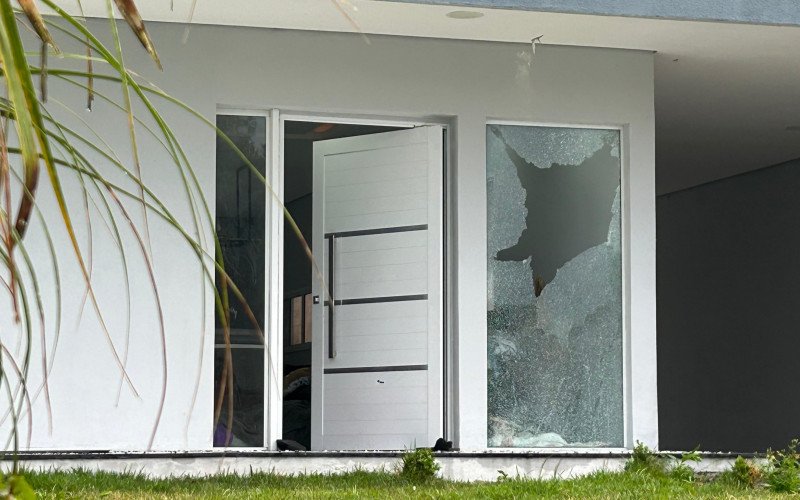 Casa é metralhada com mais de 30 tiros em Novo Hamburgo; ataque tem ligação com homem baleado que pediu socorro em hospital