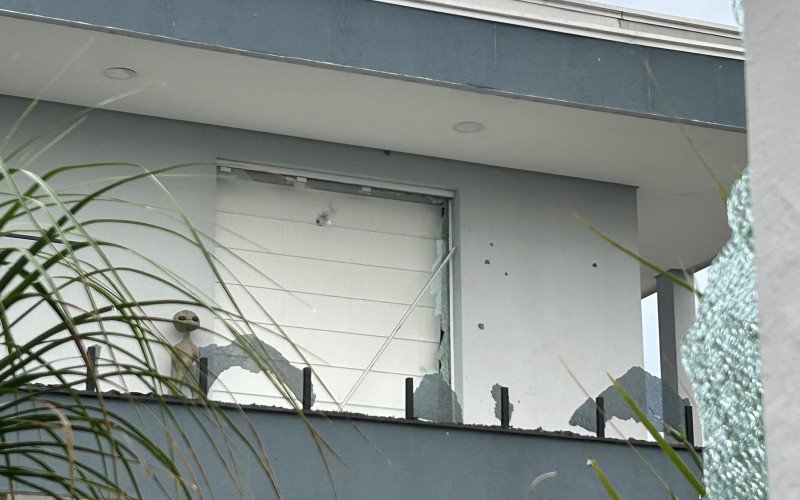 Casa é metralhada com mais de 30 tiros em Novo Hamburgo; ataque tem ligação com homem baleado que pediu socorro em hospital