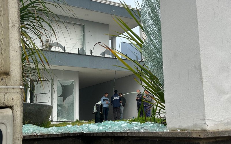 Casa é metralhada com mais de 30 tiros em Novo Hamburgo; ataque tem ligação com homem baleado que pediu socorro em hospital