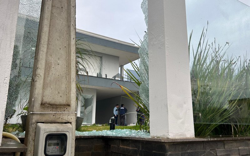 Casa é metralhada com mais de 30 tiros em Novo Hamburgo; ataque tem ligação com homem baleado que pediu socorro em hospital