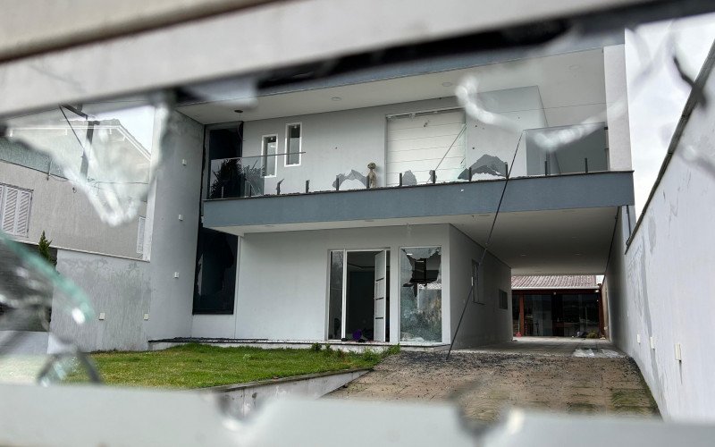 Casa metralhada com mais de 30 tiros em Novo Hamburgo | abc+