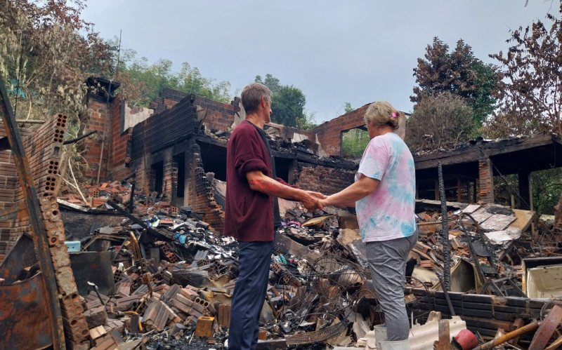 migos e familiares de um casal de recicladores de Estância Velha, que teve duas casas destruídas por conta de um incêndio, se mobilizam para ajudar na reconstrução do local onde vivem Airton da Costa,61, a esposa Elisabete Baumgratz da Costa, 54, e a filha. | abc+