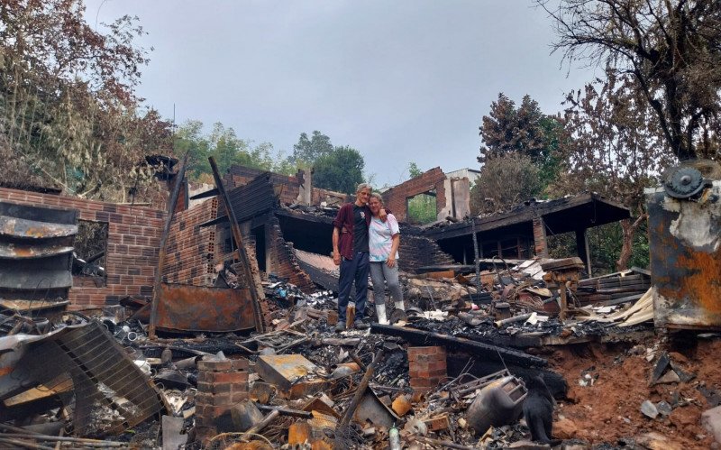 migos e familiares de um casal de recicladores de Estância Velha, que teve duas casas destruídas por conta de um incêndio, se mobilizam para ajudar na reconstrução do local onde vivem Airton da Costa,61, a esposa Elisabete Baumgratz da Costa, 54, e a filha. | abc+