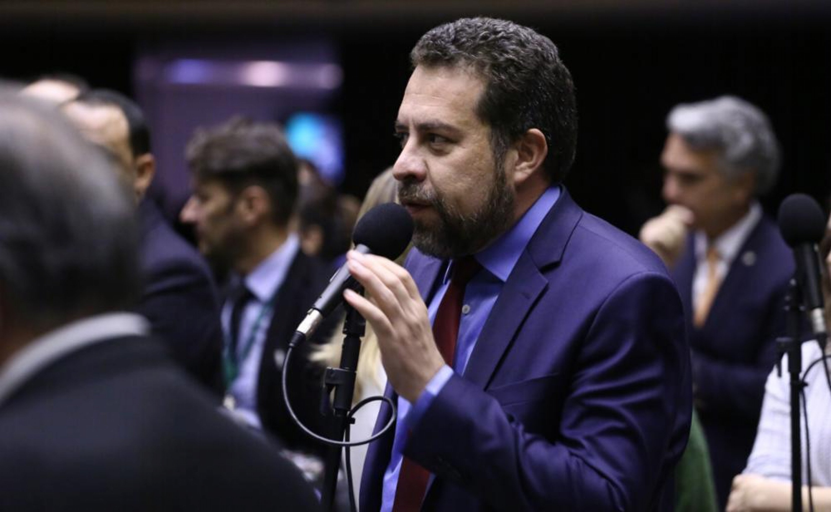 Fim da escala 6x1 terá transição para micro e pequenas empresas, afirma ministro Guilherme Boulos