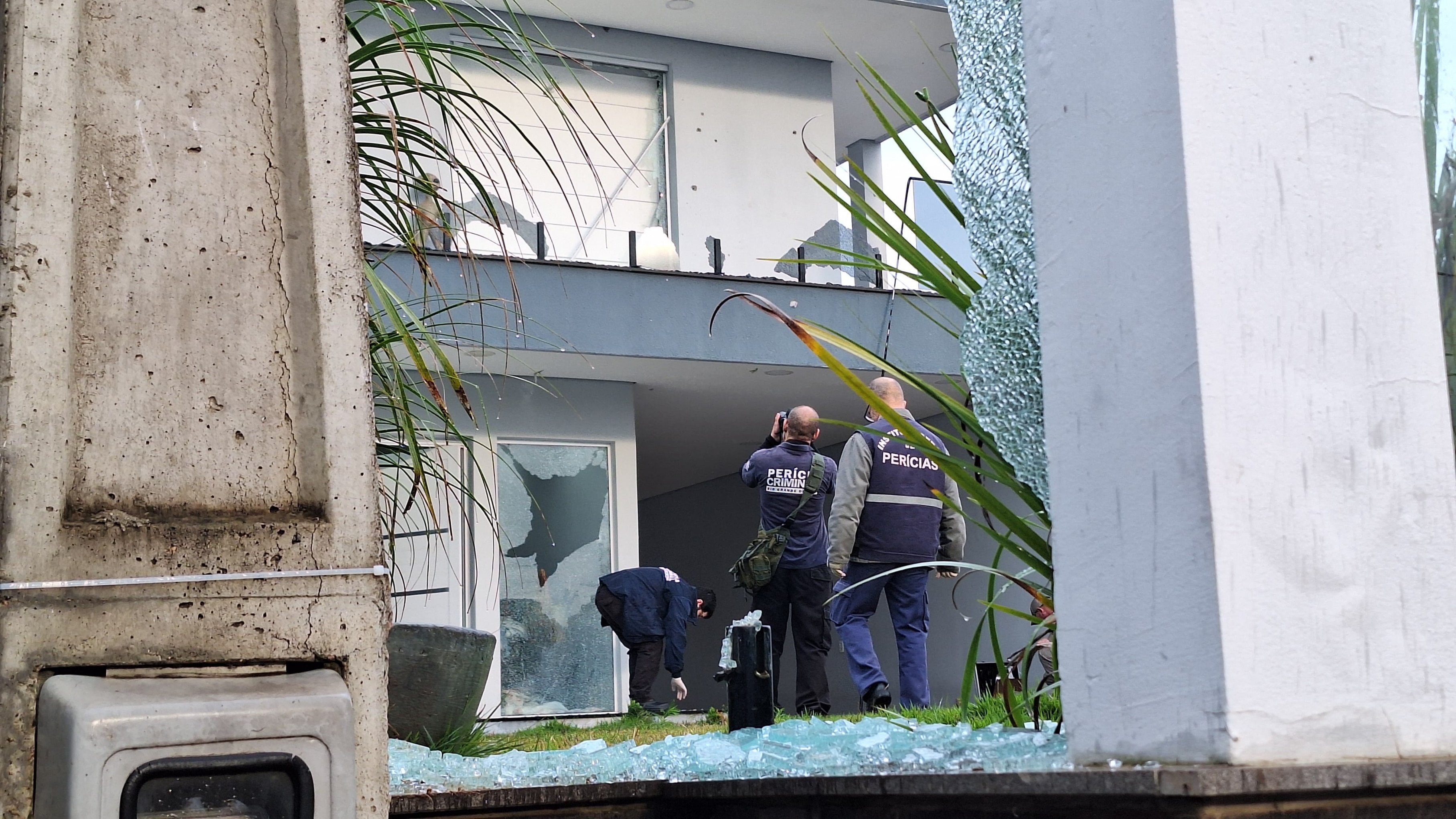 Casa é metralhada com mais de 30 tiros em Novo Hamburgo; ataque tem ligação com homem baleado que pediu socorro em hospital