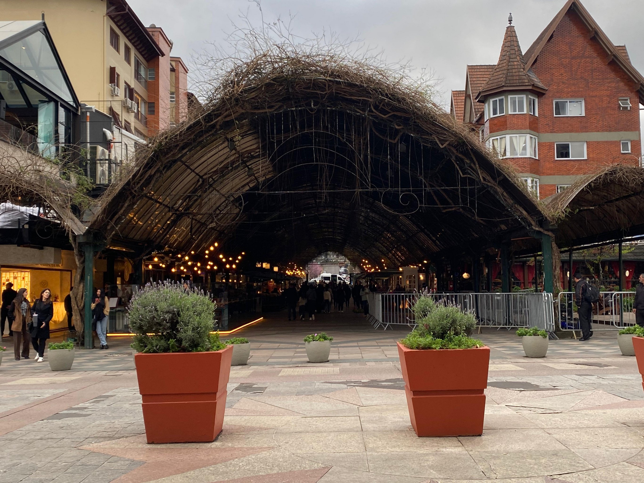 Justiça proíbe artistas de rua sem licença a se apresentarem na Rua Coberta em Gramado; entenda decisão